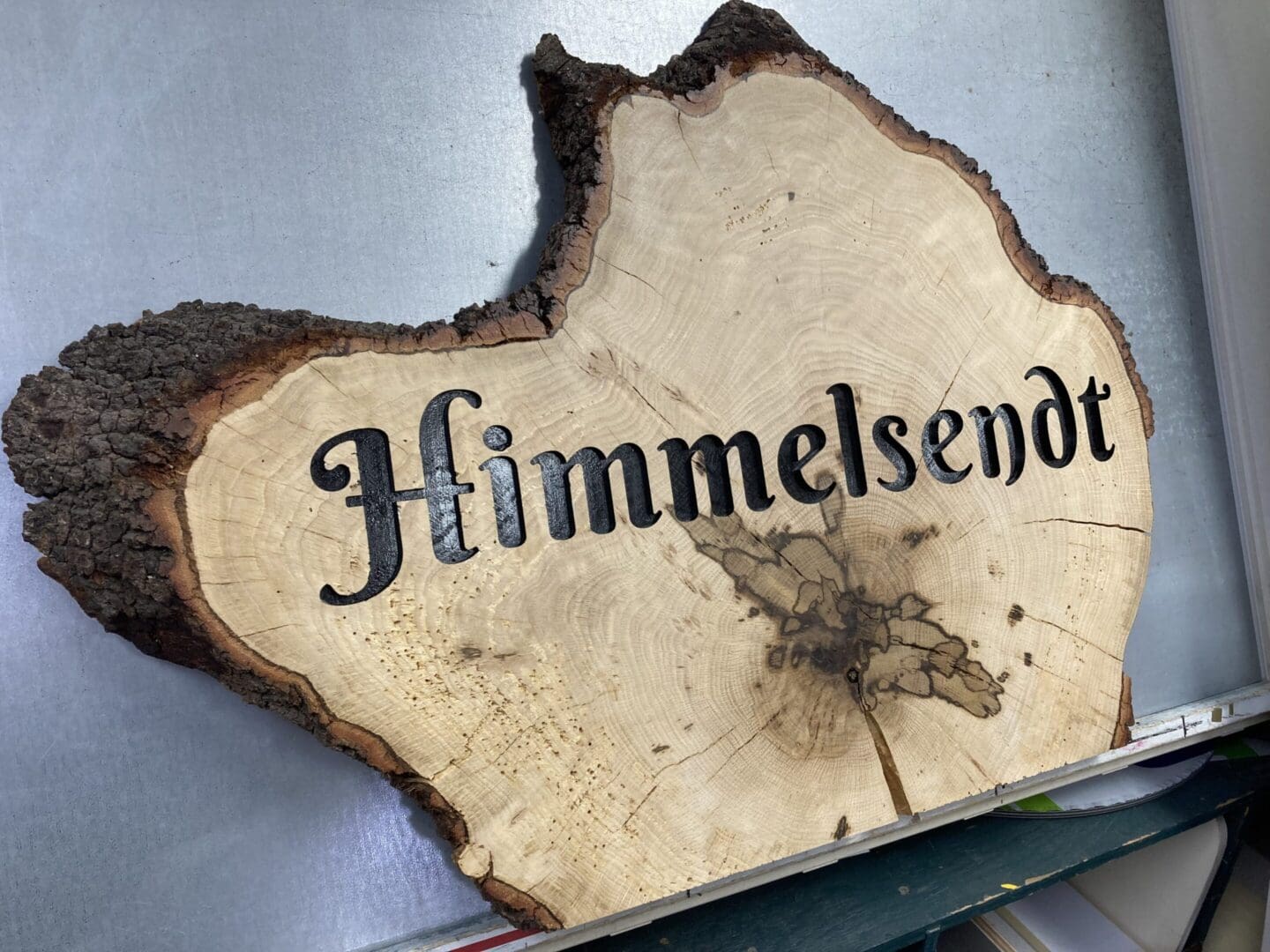 Wooden plaque with "Himmelsenot" engraved on it.